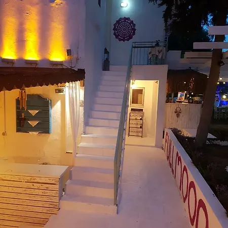 Fullmoon Rooms Cesme 게스트하우스 *
