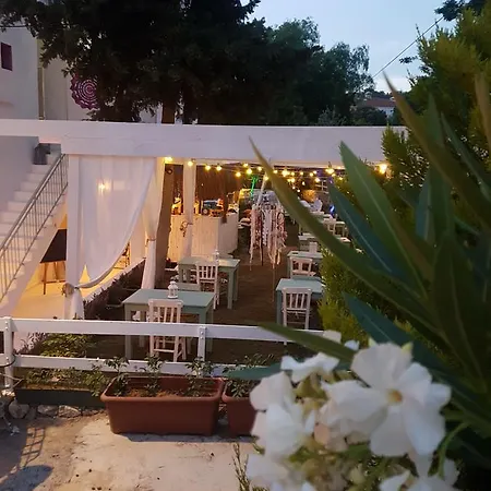Fullmoon Rooms Cesme 게스트하우스 *