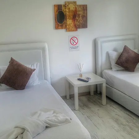 Fullmoon Rooms Cesme 게스트하우스 *