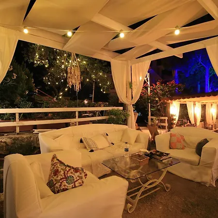 Fullmoon Rooms Cesme 게스트하우스 *